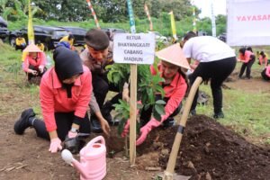 Hari Bumi, Polres Madiun Gandeng Perhutani Tanam Ribuan Bibit